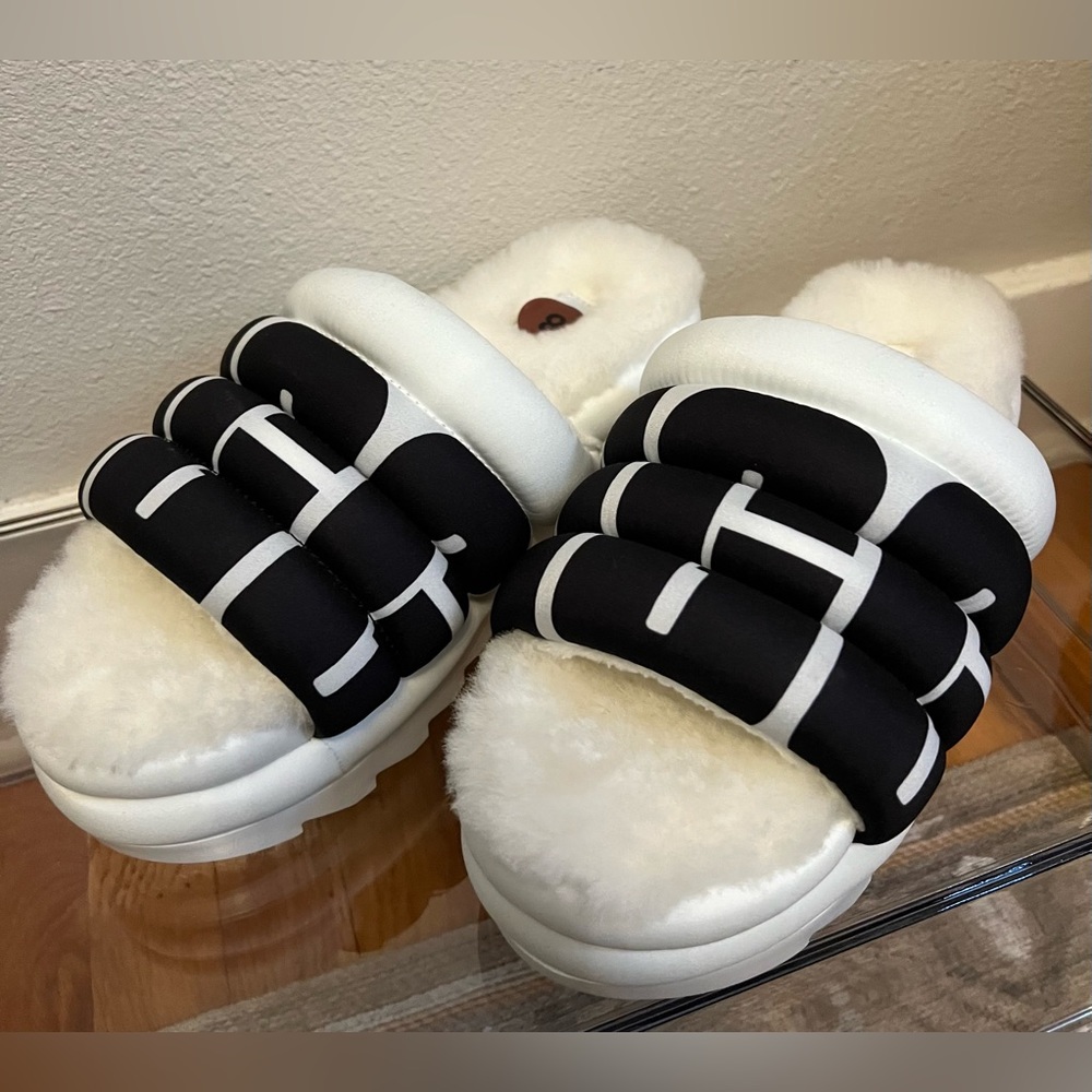 ✨ NWOB - UGG Maxi Slide Logo Sandal White & Black Scallop ✨